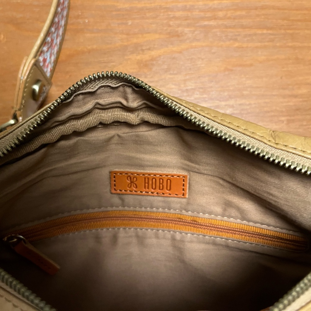 HOBO • Leather Crossbody Bag • Tan w/ Wide Woven Strap • Card Slots - Picture 4 of 8